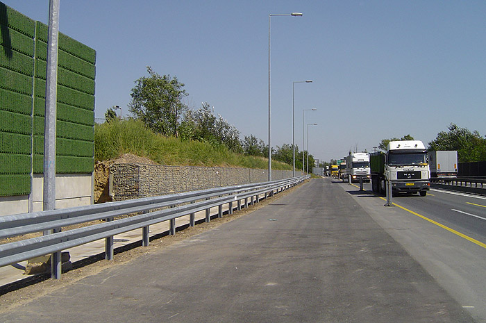 GABION retaining wall for noise prevention mound between MO-M6 junction